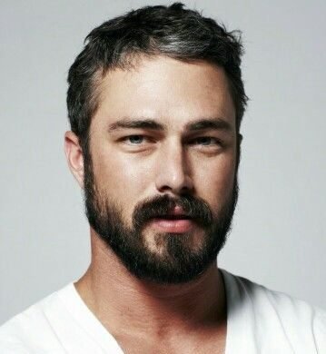 taylor kinney - rosto triangular